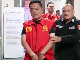 Tersangka BA mengaku sebagai Jaksa dan Tersangka EF yang menemani. (foto: Exclusive)