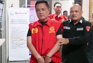 Tersangka BA mengaku sebagai Jaksa dan Tersangka EF yang menemani. (foto: Exclusive)