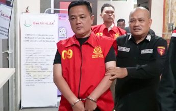Tersangka BA mengaku sebagai Jaksa dan Tersangka EF yang menemani. (foto: Exclusive)