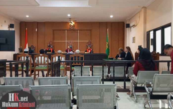 Keempat terdakwa terlihat tenang mendengarkan putusan Majelis Hakim. (foto: Lukman)