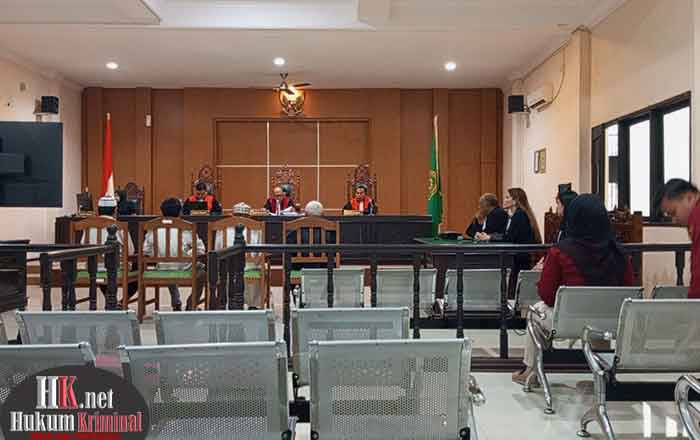 Keempat terdakwa terlihat tenang mendengarkan putusan Majelis Hakim. (foto: Lukman)