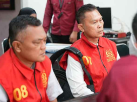 Tersangka BA dan EF pada Tahap II. (Foto: Exclusive)