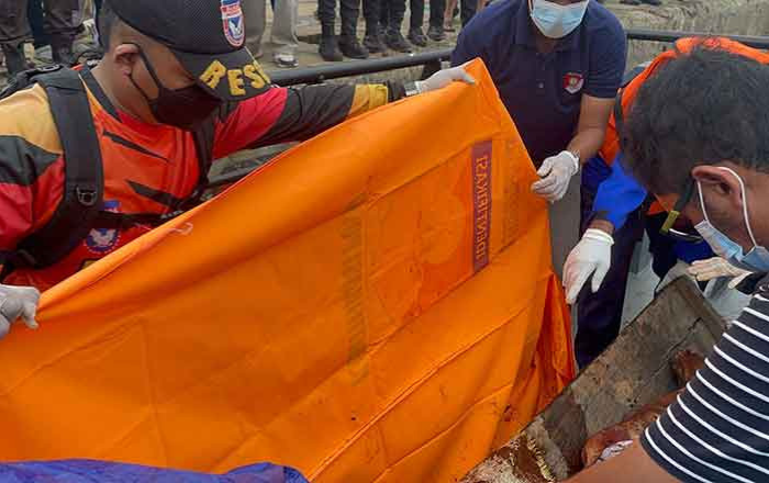 Khoirul Anam dievakuasi Tim SAR Gabungan. (foto: Tim SAR)