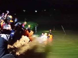 Tim SAR Gabungan mengevakuasi korban yang berhasil ditemukan. (foto: Tim SAR)