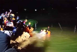 Tim SAR Gabungan mengevakuasi korban yang berhasil ditemukan. (foto: Tim SAR)