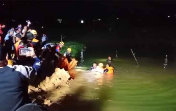 Tim SAR Gabungan mengevakuasi korban yang berhasil ditemukan. (foto: Tim SAR)