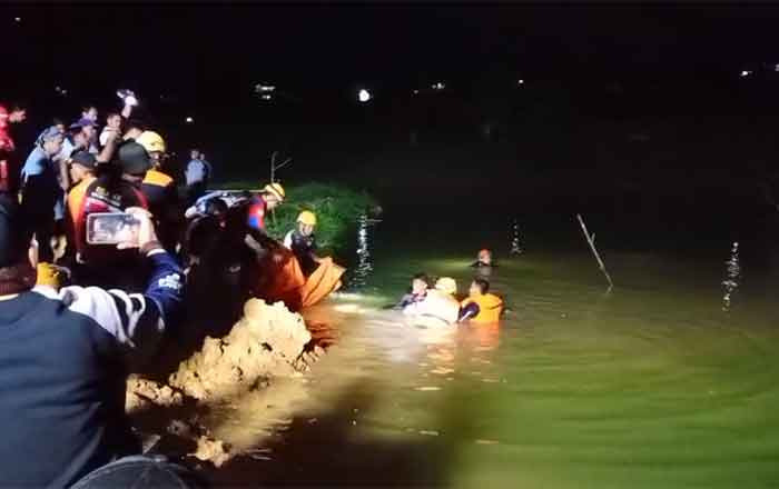 Tim SAR Gabungan mengevakuasi korban yang berhasil ditemukan. (foto: Tim SAR)