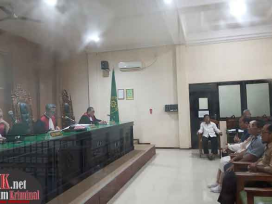 Terdakwa Satriansyah mendengarkan keterangan saksi-saksi. (foto: LVL)