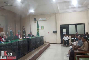 Terdakwa Satriansyah mendengarkan keterangan saksi-saksi. (foto: LVL)