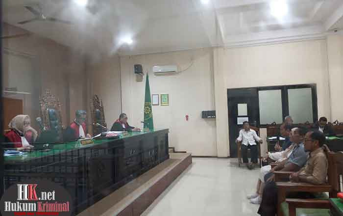 Terdakwa Satriansyah mendengarkan keterangan saksi-saksi. (foto: LVL)