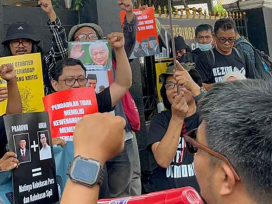 AJI bersama koalisi masyarakat sipil menggelar aksi solidaritas di depan Pengadilan Negeri Jakarta Selatan. (foto: ist)