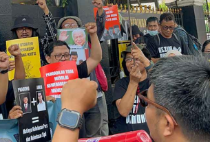 AJI bersama koalisi masyarakat sipil menggelar aksi solidaritas di depan Pengadilan Negeri Jakarta Selatan. (foto: ist)