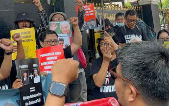 AJI bersama koalisi masyarakat sipil menggelar aksi solidaritas di depan Pengadilan Negeri Jakarta Selatan. (foto: ist)