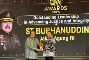Jaksa Agung ST Burhanuddin terima penghargaan “Outstanding Leadership in Advancing Justice and Integrity” pada CNN Indonesia Awards 2025 yang diserahkan Chairman CT Corp Chairul Tanjung. (foto: Exclusive)