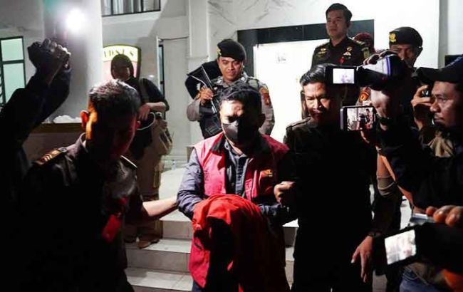 Tersangka DR diamankan Tim Tabur Kejaksaan dalam pelarian. (foto: Exclusive)