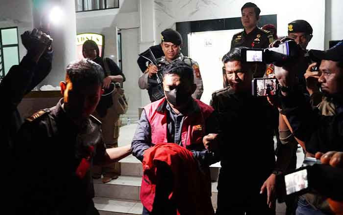 Tersangka DR diamankan Tim Tabur Kejaksaan dalam pelarian. (foto: Exclusive)