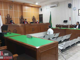 Terdakwa Idi Erik Idianto dalam sidang pembacaan putusan sela. (foto: Lukman)