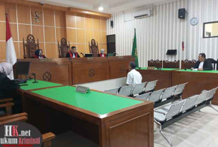 Terdakwa Idi Erik Idianto dalam sidang pembacaan putusan sela. (foto: Lukman)