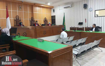 Terdakwa Idi Erik Idianto dalam sidang pembacaan putusan sela. (foto: Lukman)