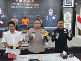 Kapolresta Samarinda Kombes Pol. Hendri Umar didampingi Kasat Resnarkoba Kompol Bangkit Dana Jaya, Kasi Humas Ipda Novi Hari Setyawan menunjukkan barang bukti Ekstasi yang disita jajarannya. (foto: Exclusive)