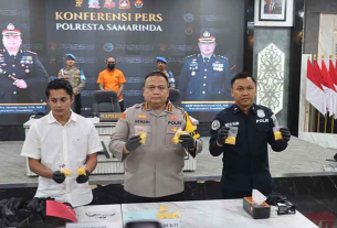 Kapolresta Samarinda Kombes Pol. Hendri Umar didampingi Kasat Resnarkoba Kompol Bangkit Dana Jaya, Kasi Humas Ipda Novi Hari Setyawan menunjukkan barang bukti Ekstasi yang disita jajarannya. (foto: Exclusive)