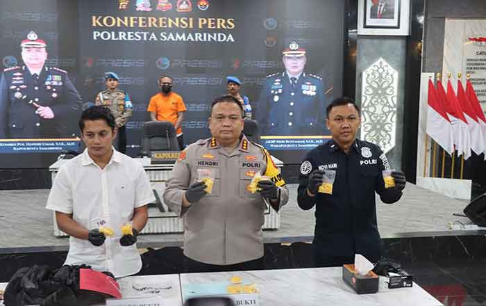Kapolresta Samarinda Kombes Pol. Hendri Umar didampingi Kasat Resnarkoba Kompol Bangkit Dana Jaya, Kasi Humas Ipda Novi Hari Setyawan menunjukkan barang bukti Ekstasi yang disita jajarannya. (foto: Exclusive)