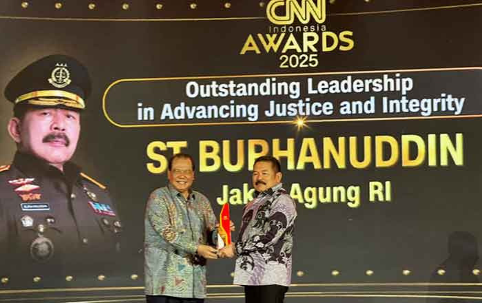 Jaksa Agung ST Burhanuddin terima penghargaan “Outstanding Leadership in Advancing Justice and Integrity” pada CNN Indonesia Awards 2025 yang diserahkan Chairman CT Corp Chairul Tanjung. (foto: Exclusive)