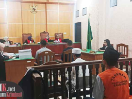 Ketiga terdakwa dalam sidang pembacaan tuntutan. (foto: ib)