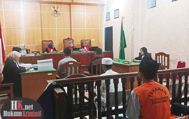 Ketiga terdakwa dalam sidang pembacaan tuntutan. (foto: ib)