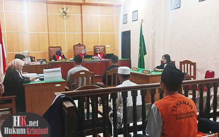 Ketiga terdakwa dalam sidang pembacaan tuntutan. (foto: ib)