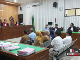 Sidang perkara Terdakwa Idi Erik Idianto dan Amrullah dengan saksi mantan Kadis ESDM Kaltim. (foto: Lukman)