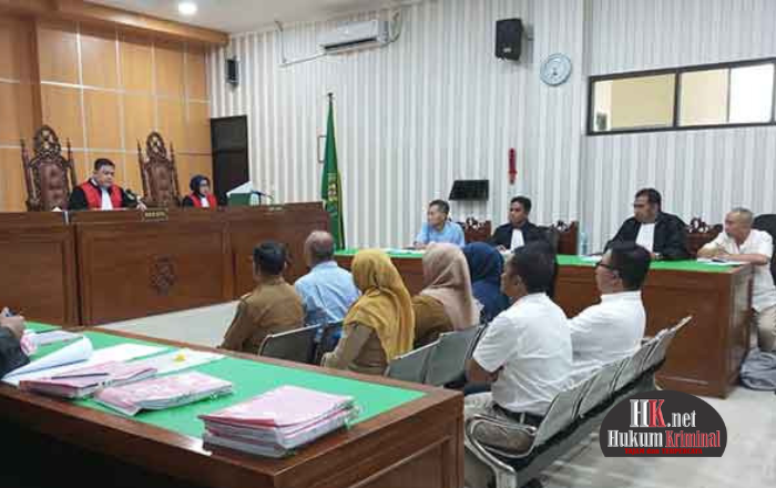 Sidang perkara Terdakwa Idi Erik Idianto dan Amrullah dengan saksi mantan Kadis ESDM Kaltim. (foto: Lukman)