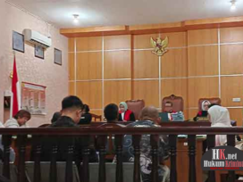 Sidang mendengarkan keterangan saksi-saksi yang dihadirkan. (foto: ib)