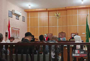 Sidang mendengarkan keterangan saksi-saksi yang dihadirkan. (foto: ib)