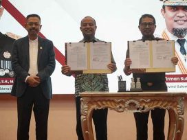 Disaksikan Jampidum Prof. Dr. Asep Nana Mulyana, Kajati Sulsel Dr. Didik Farkhan Alisyahdi dan Gubernur Sulsel Andi Sudirman Sulaiman mendantangani Mou penerpan pidana kerja sosial bagi pelaku tindak pidana berdasarkan Pasal 64 KUHP baru. (foto: Exclusive)