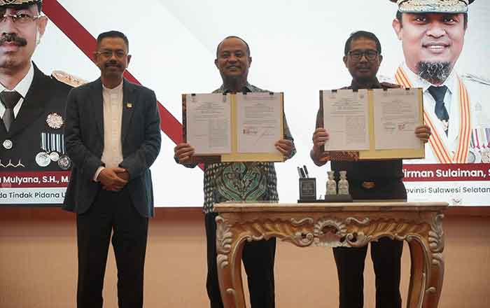 Disaksikan Jampidum Prof. Dr. Asep Nana Mulyana, Kajati Sulsel Dr. Didik Farkhan Alisyahdi dan Gubernur Sulsel Andi Sudirman Sulaiman mendantangani Mou penerpan pidana kerja sosial bagi pelaku tindak pidana berdasarkan Pasal 64 KUHP baru. (foto: Exclusive)