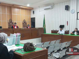 Terdakwa Sutrisno didampingi Penasihat Hukum Lasma L. Nainggolan, SH pada salah satu persidangan. (foto: Lukman)