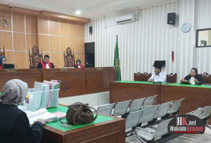 Terdakwa Sutrisno didampingi Penasihat Hukum Lasma L. Nainggolan, SH pada salah satu persidangan. (foto: Lukman)