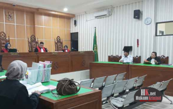 Terdakwa Sutrisno didampingi Penasihat Hukum Lasma L. Nainggolan, SH pada salah satu persidangan. (foto: Lukman)