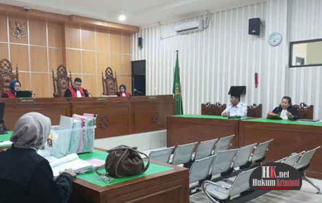 Terdakwa Sutrisno didampingi Penasihat Hukum Lasma L. Nainggolan, SH pada salah satu persidangan. (foto: Lukman)