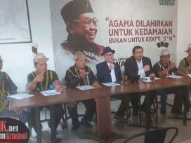 Yance Hendrik Willem Raranta, SH dan Akbar Baroqa, SH, MH, keduanya Kuasa Hukum KDSM didamping Ketua Koperasi KDSM Jubin Tusau beserta jajaran pengurus saat menggelar konferensi pers. (foto: Lukman)