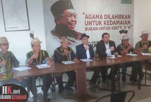 Yance Hendrik Willem Raranta, SH dan Akbar Baroqa, SH, MH, keduanya Kuasa Hukum KDSM didamping Ketua Koperasi KDSM Jubin Tusau beserta jajaran pengurus saat menggelar konferensi pers. (foto: Lukman)