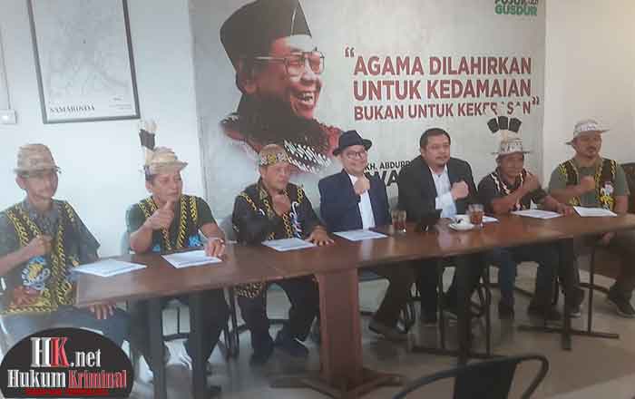Yance Hendrik Willem Raranta, SH dan Akbar Baroqa, SH, MH, keduanya Kuasa Hukum KDSM didamping Ketua Koperasi KDSM Jubin Tusau beserta jajaran pengurus saat menggelar konferensi pers. (foto: Lukman)