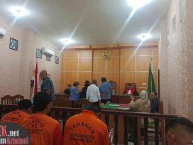 Sidang perlawanan Ernie dalam tahap pembuktian surat. (foto: ib)