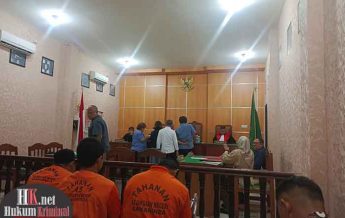 Sidang perlawanan Ernie dalam tahap pembuktian surat. (foto: ib)