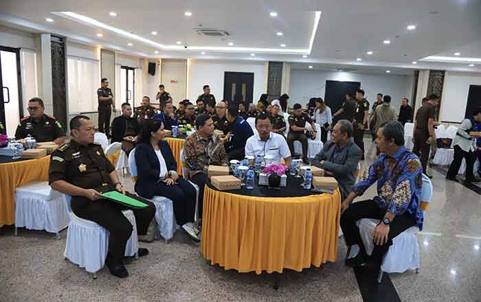 Kajati Kaltim Assoc. Prof. Dr. Supardi, SH.MH bersama para narasumber diskusi panel. (foto: Exclusive)